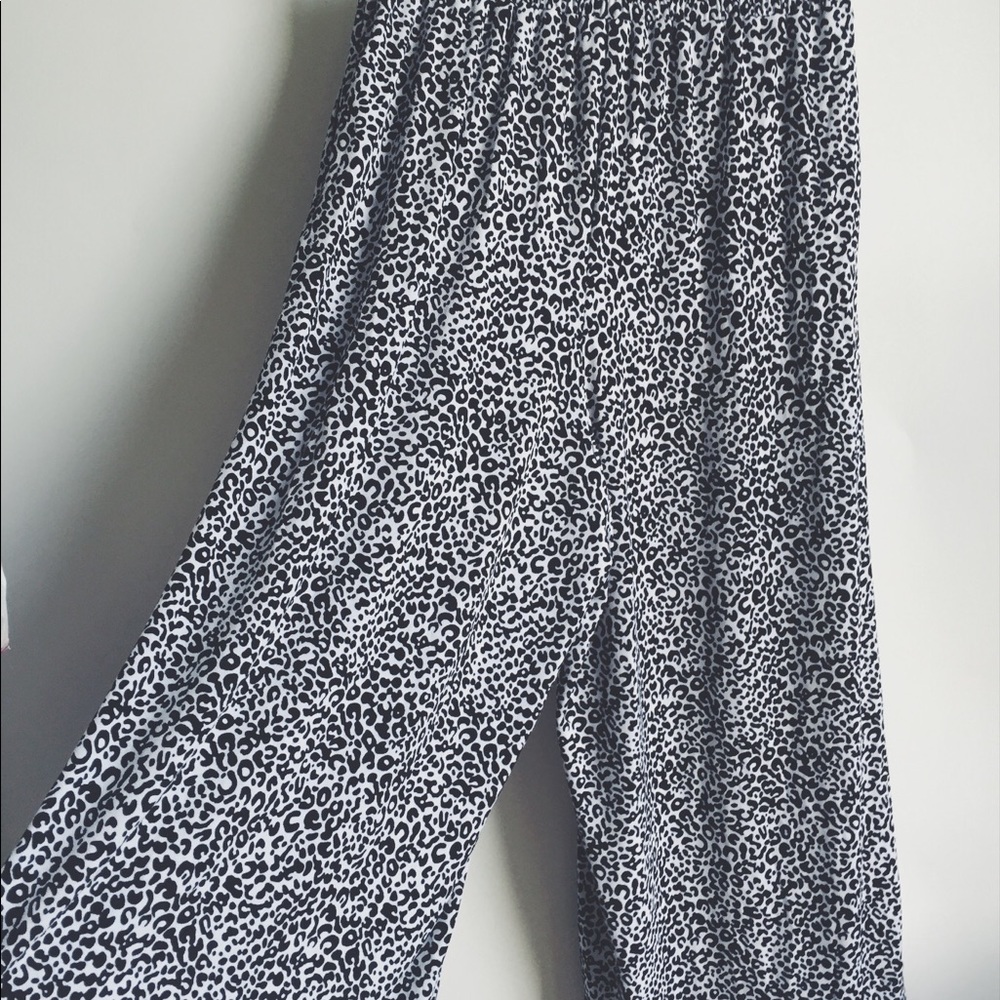 Worthington drawstring capris b&w leopard print M